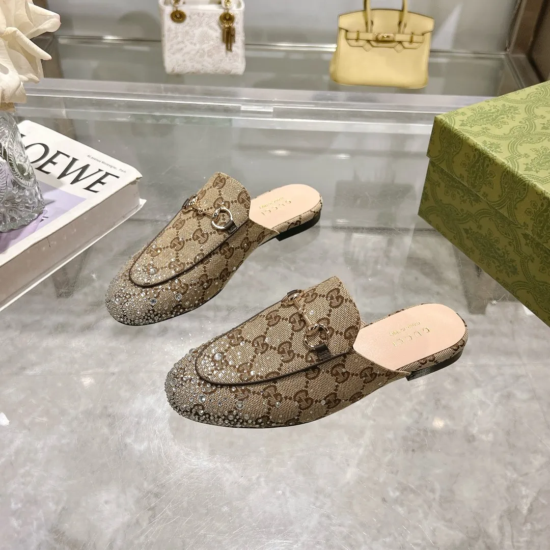 👟👟Ex-factory price 440👟👟 Burgundy G diamond (35-41) (41/42 customized) As an outstanding representative of Gucci’s design heritage, the Jordaan series horsebit loafers vividly highlight the classic elegance. This shoe is made of the brand’s iconic monogram canvas, making it a timeless classic. The material of this shoe is soft, and the silhouette is exquisite and smooth, highlighting daily elegance. Angora red GG canvas Women Light gold tone hardware Horsebit faceted crystal detail Leather sole